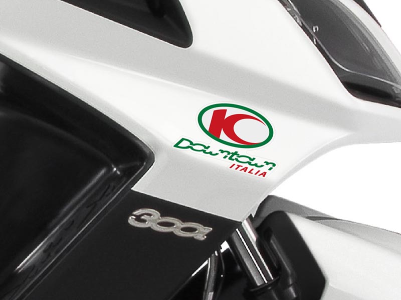 Adesivo "Kymco Downtown Italia" su sfondo bianco