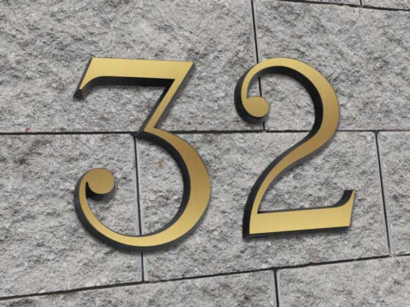 Numero civico in ottone satinato e bordi bruniti