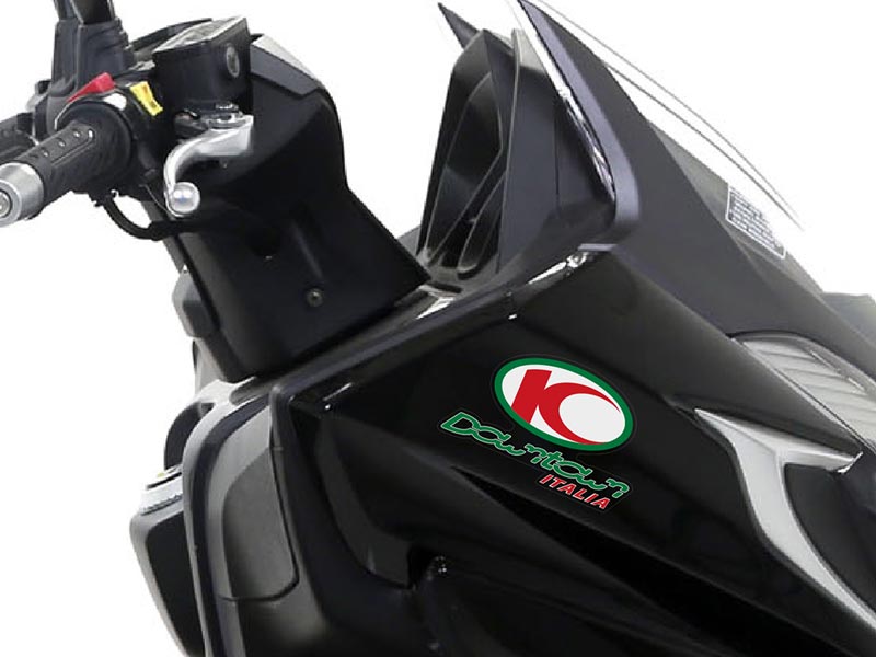 Adesivo "Kymco Downtown Italia" su sfondo nero