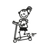 Bambina sul monopattino