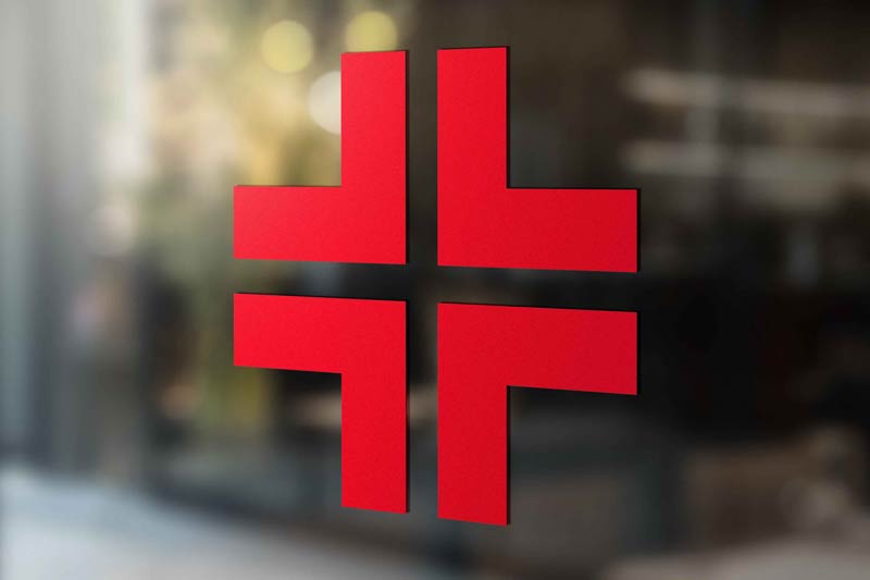 Adesivo croce rossa, pronto soccorso ed infermerie applicato su vetrina