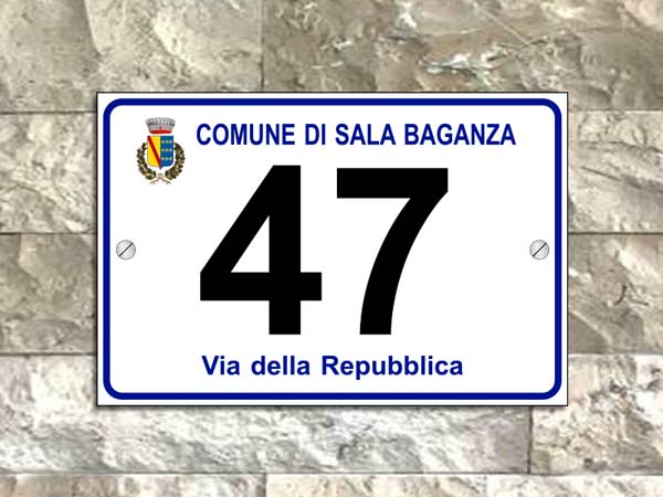 Numero civico in alluminio con stemma del comune e via
